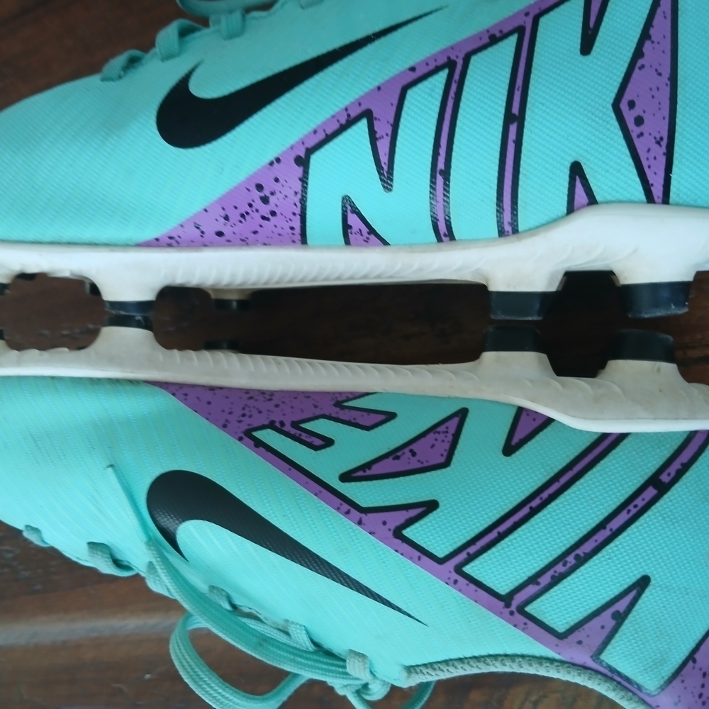 Nike Turquoise and Black Sports Shoes - Picture 5 of 6
